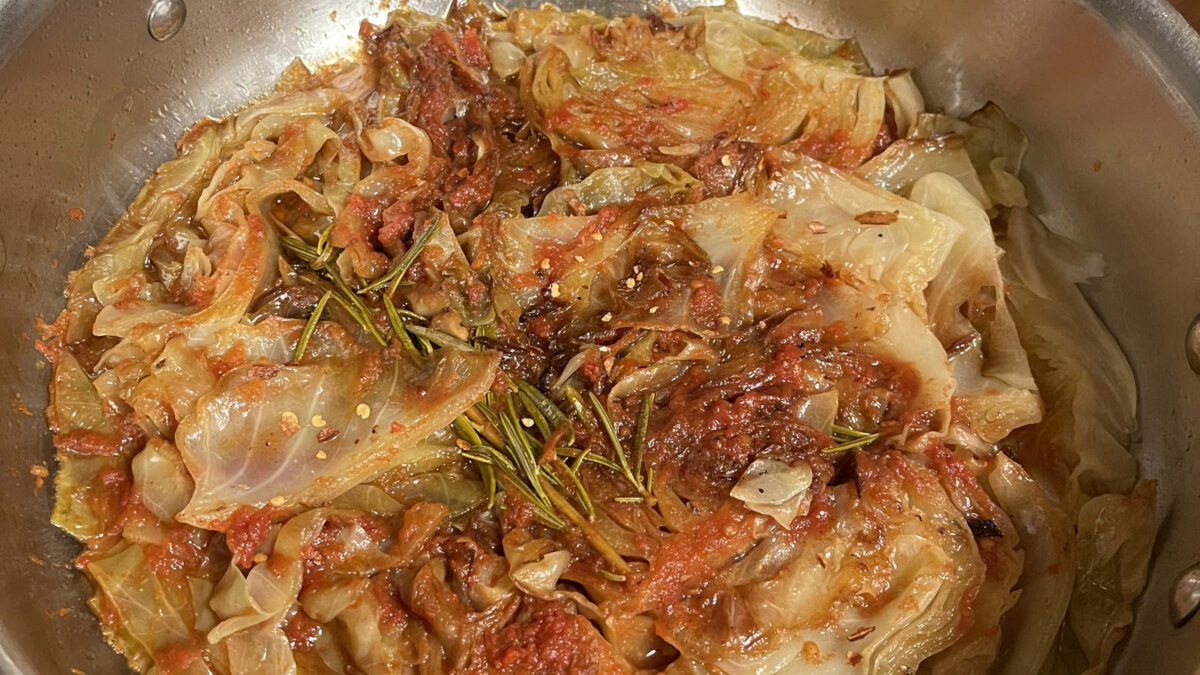 Como preparar vegetais passados pelo braising (refogado lento)